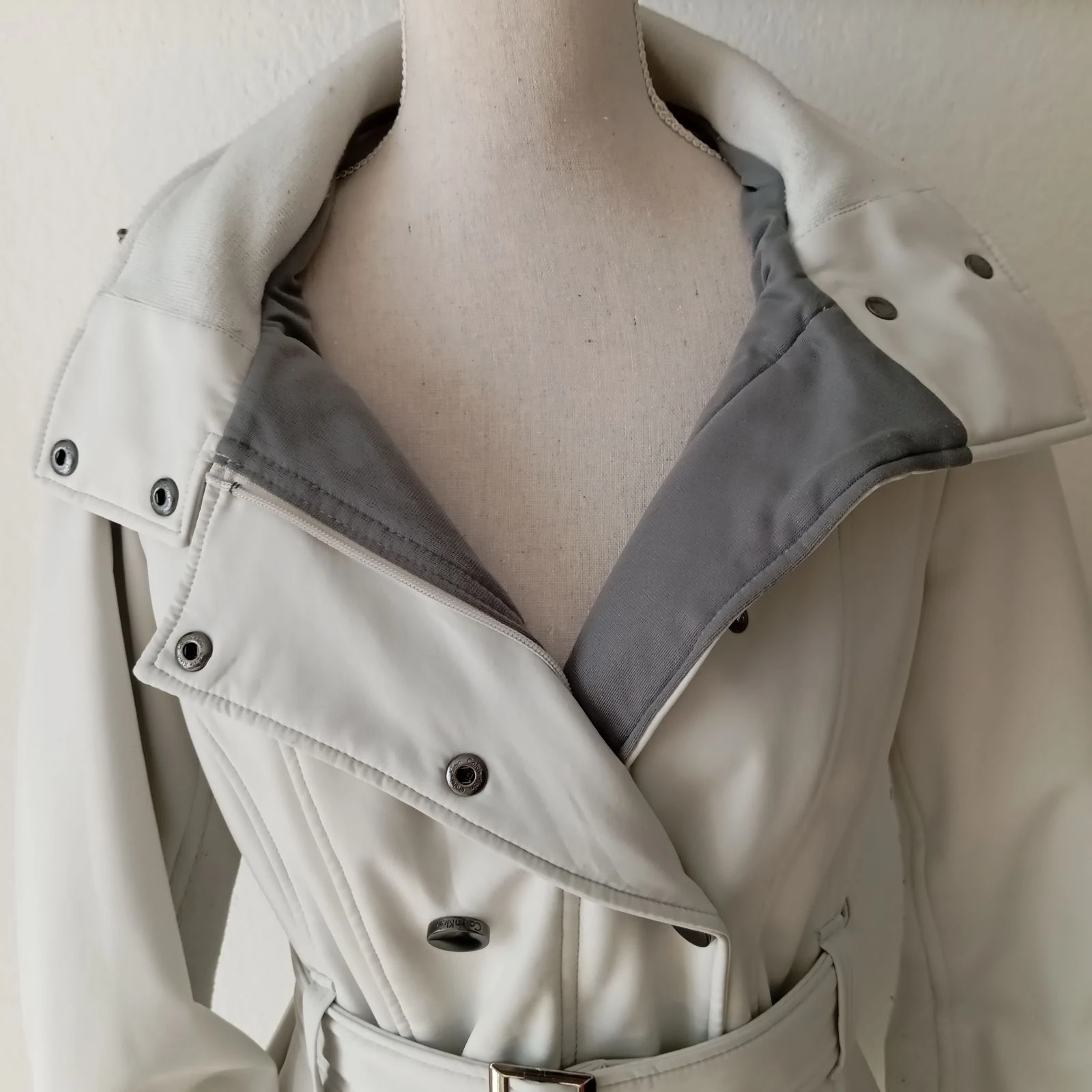 Trench impermeable / Chaqueta mujer Calvin Klein color blanco roto talla M – photo 2